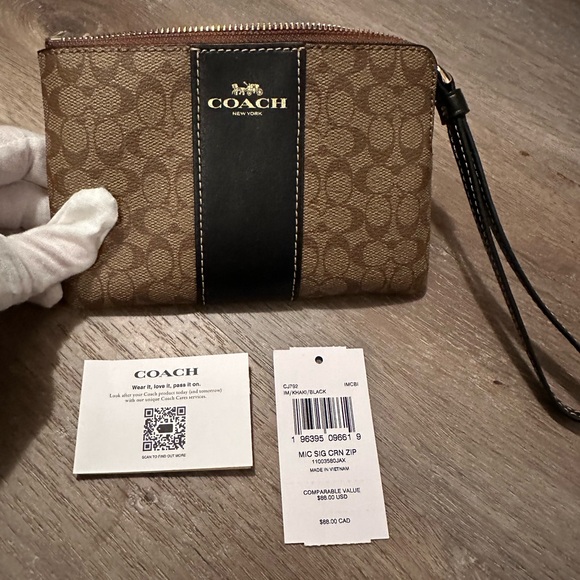 Coach Signature Wristlet NWT - Picture 3 of 5
